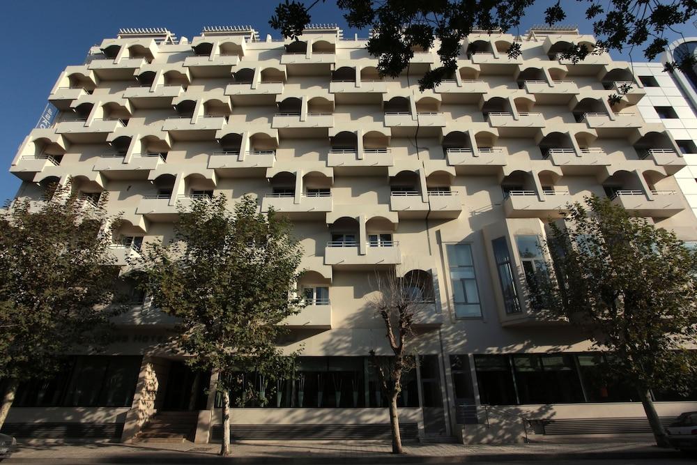 Ambassadeurs Hotel 1253758 — 1