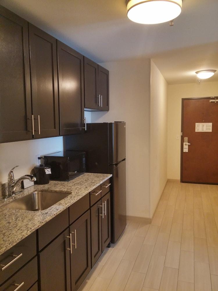 Holiday Inn Express and Suites Denver West - Golden — 8