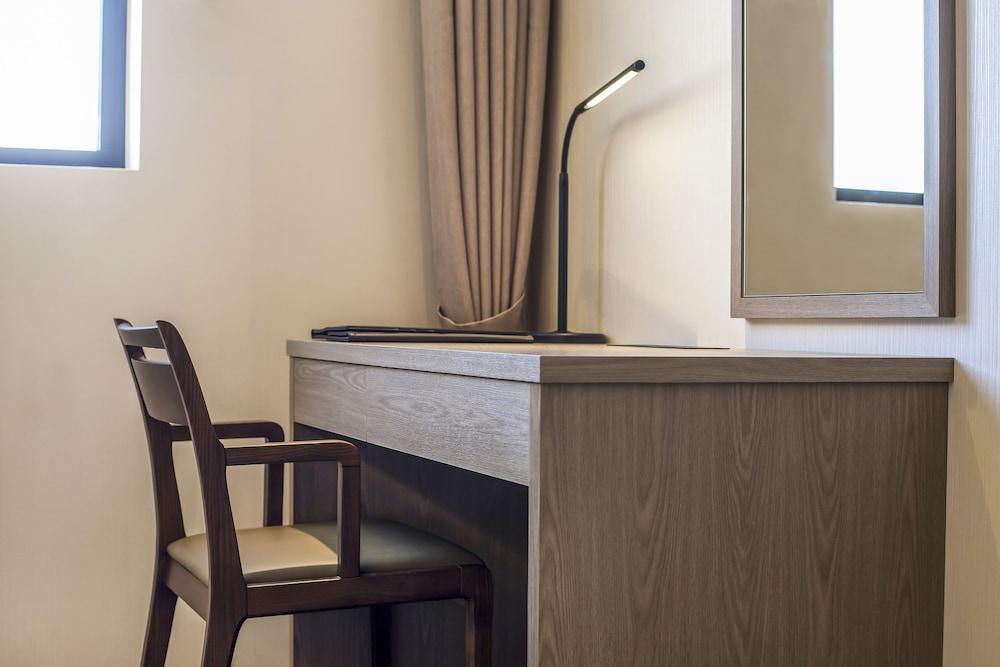 Hamilton Hotel — 6