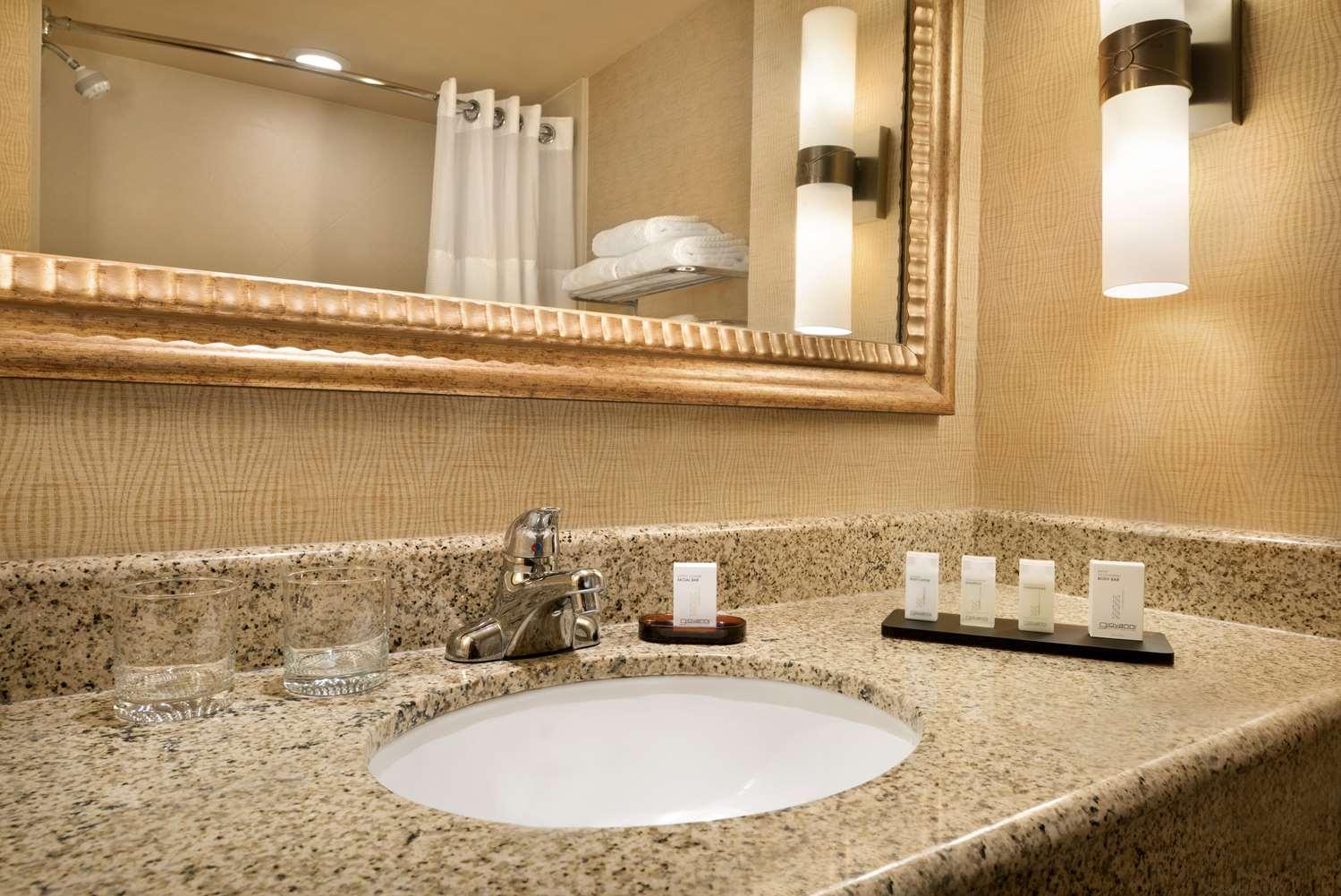 Embassy Suites By Hilton E Peoria Riverfront Conf Center — 1