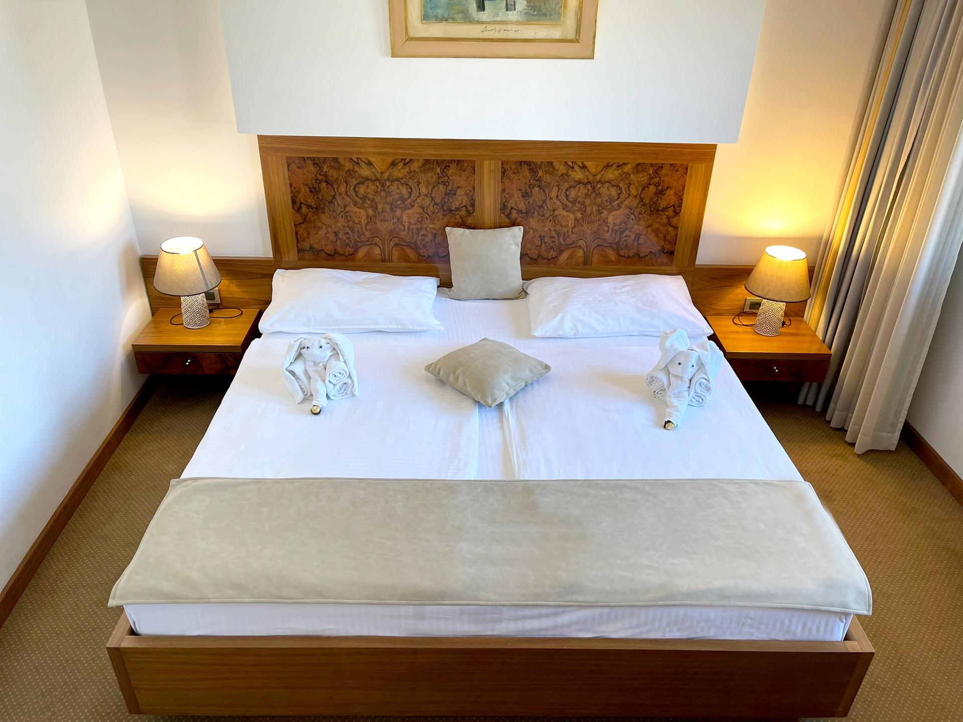 EXCLUSIVE HOTEL 969725 — 2