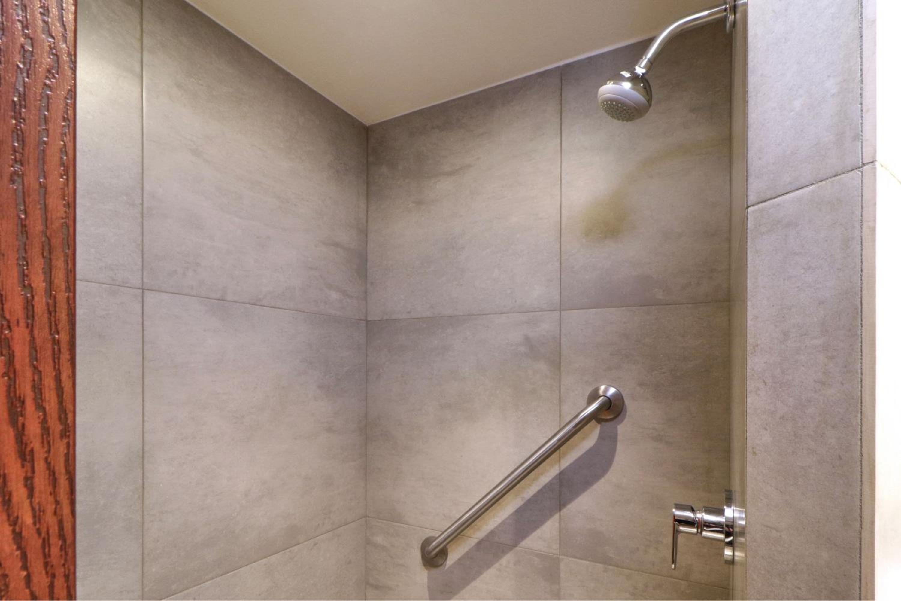 Raviz Centre Point Hotel — 2