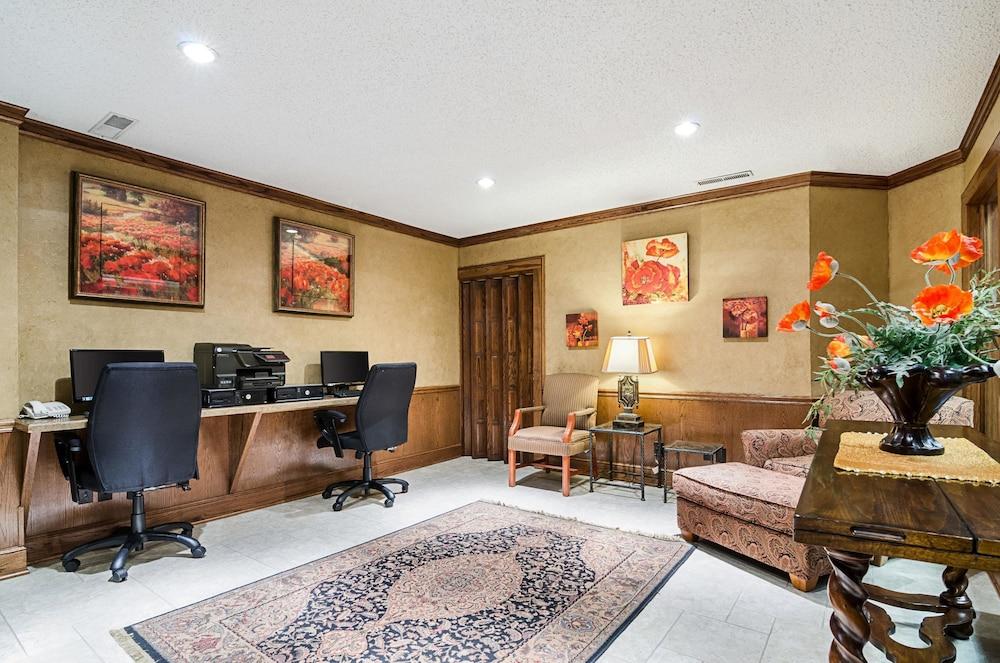 Clarion Inn Garden City, KS — 8