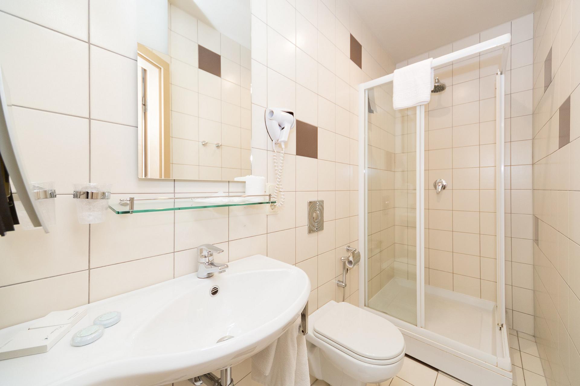 RIXWELL TERRACE DESIGN HOTEL(formerly WELLTON TERRACE DESIGN HOTEL) 992355 — 8