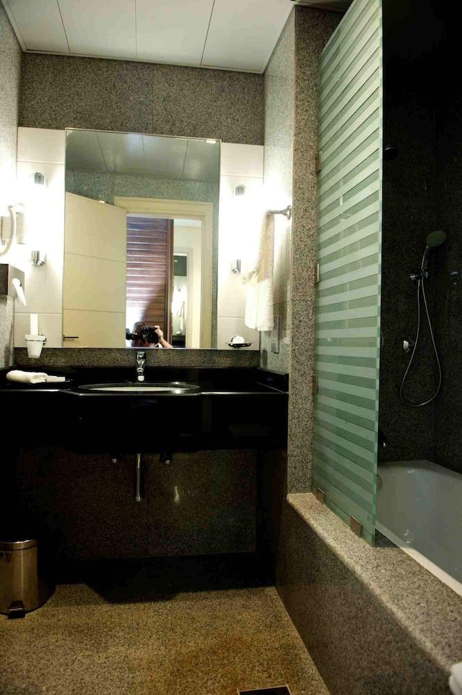 The Avenue Suites 1142338