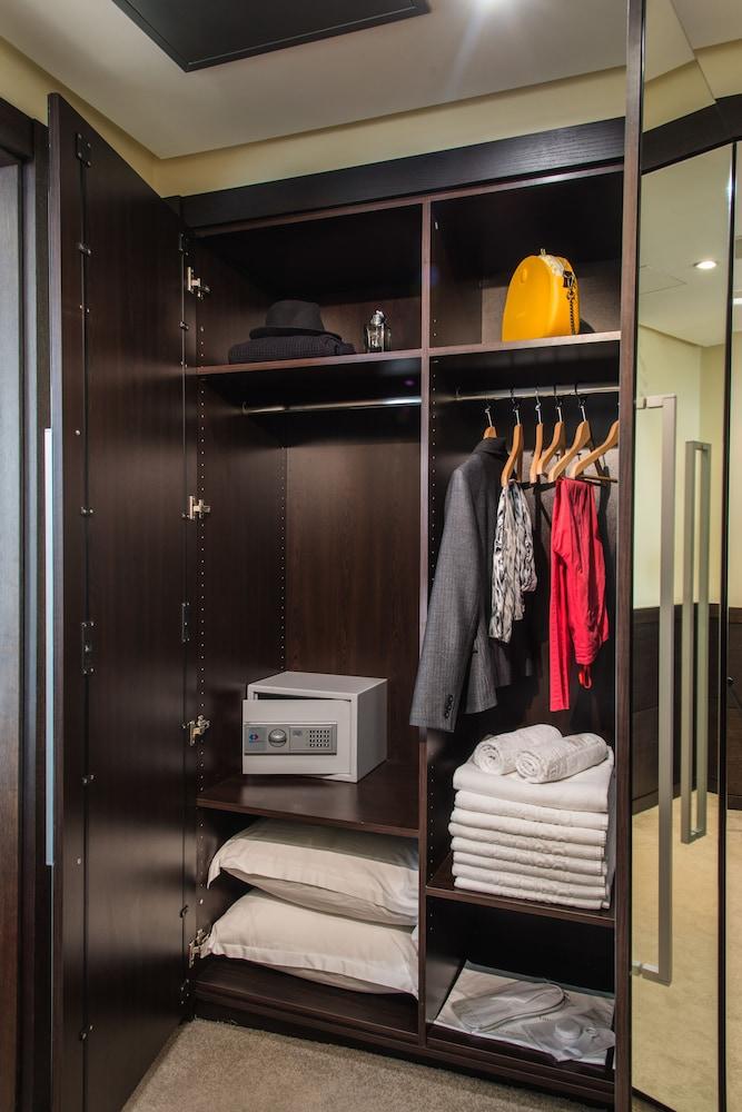 ROSSLYN CENTRAL PARK HOTEL — 6