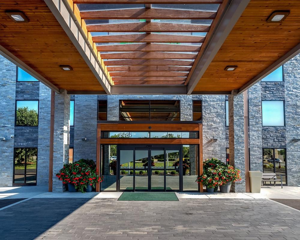 Holiday Inn Columbus an IHG Hotel (ex. Comfort Inn and Suites) — 1