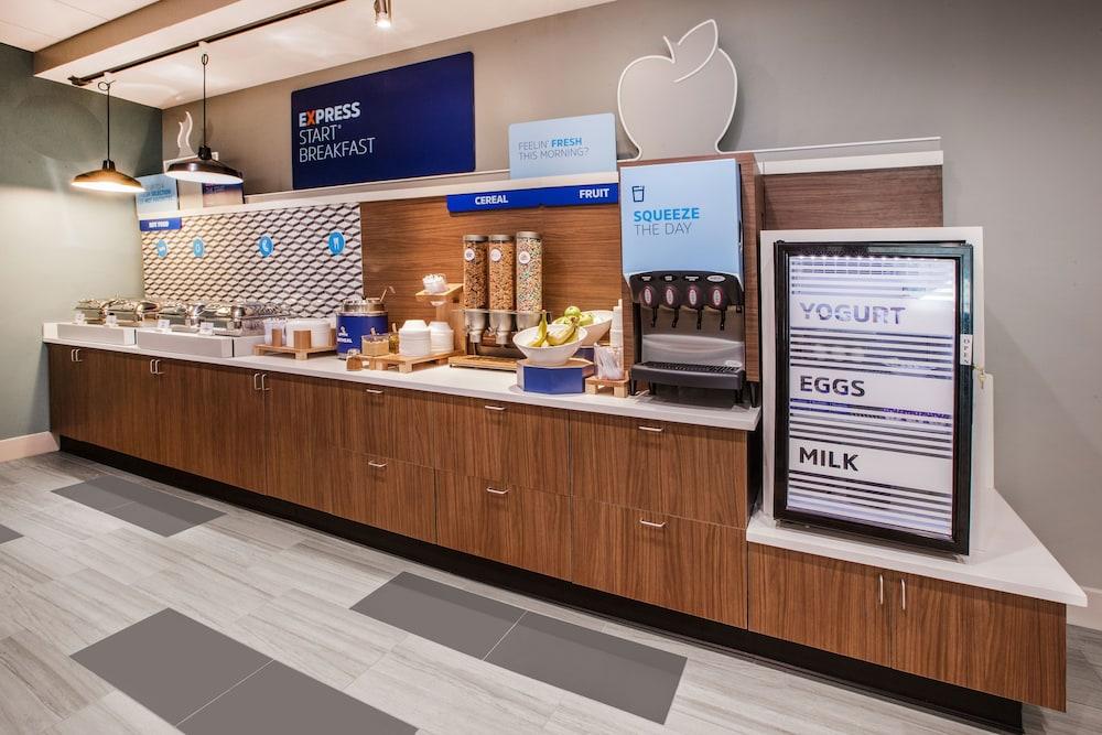 Holiday Inn Express And Suites Albany Airport- Wolf Road — 2