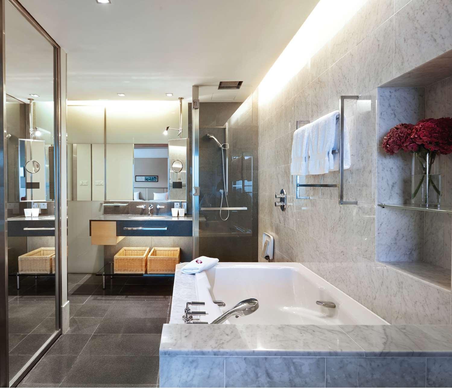 HILTON KUALA LUMPUR 17844 — 6