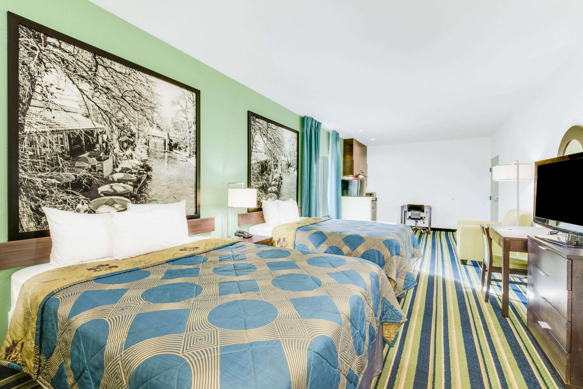 Super 8 by Wyndham Cotulla TX — 9