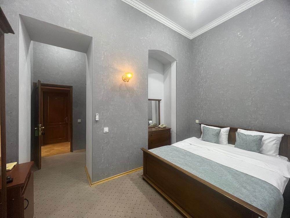 Swan Hotel — 9
