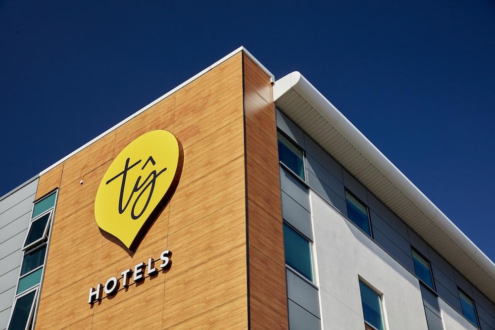 HAMPTON BY HILTON NEWPORT EAST — 2