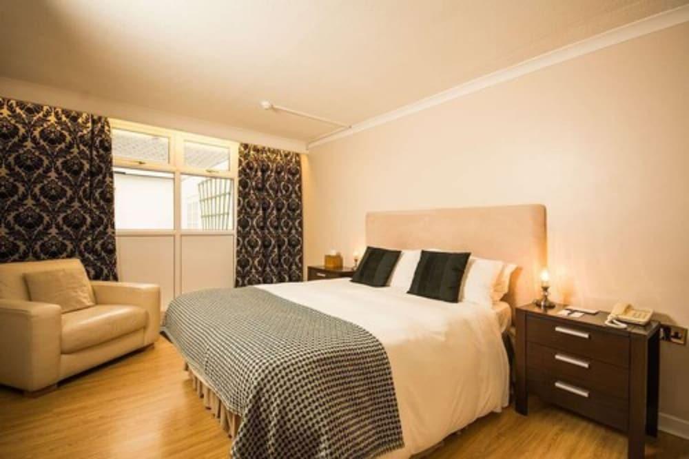 THE MANOR HOPTEL BRECON — 9