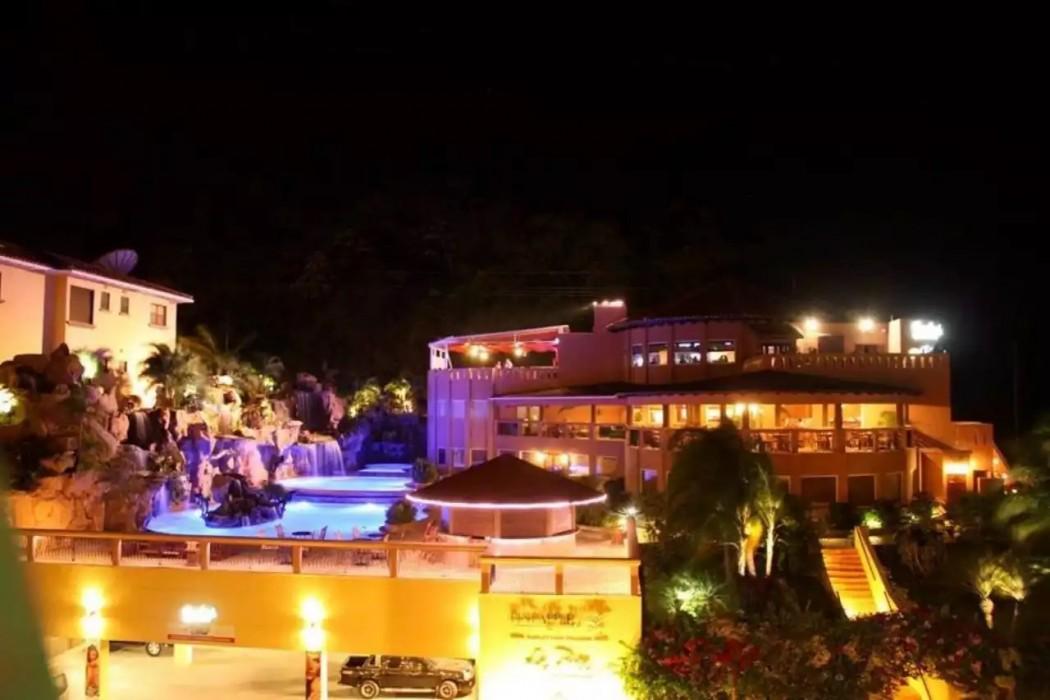 Clarion Suites Roatan at Pineapple Villas — 1
