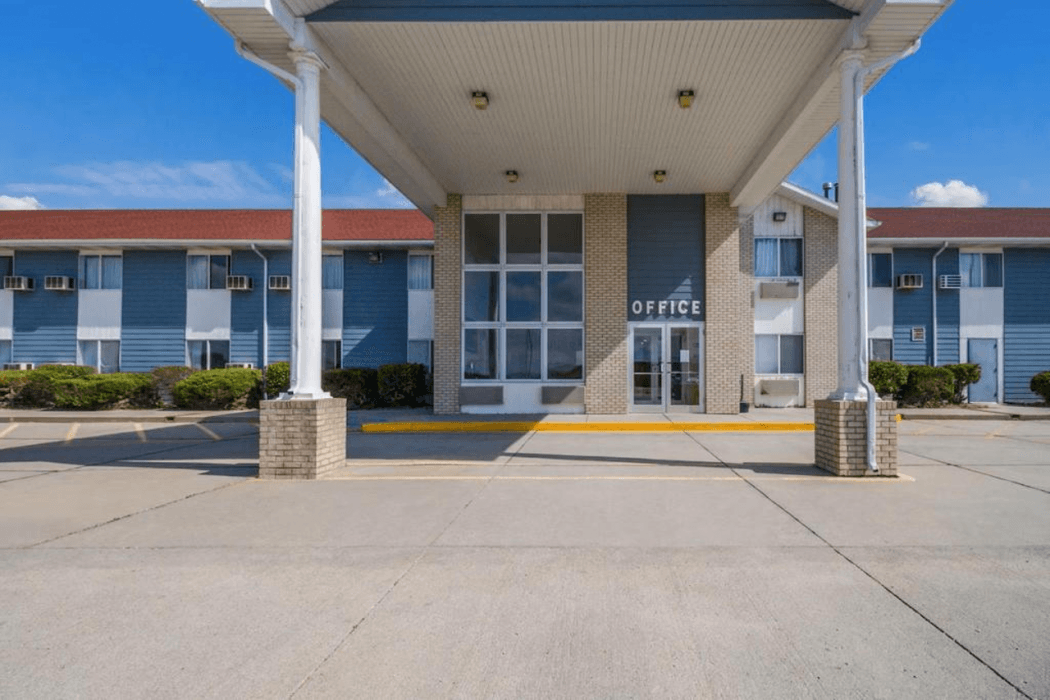 Alliance Hotel & Suites, a Howard Johnson by Wyndham — 1
