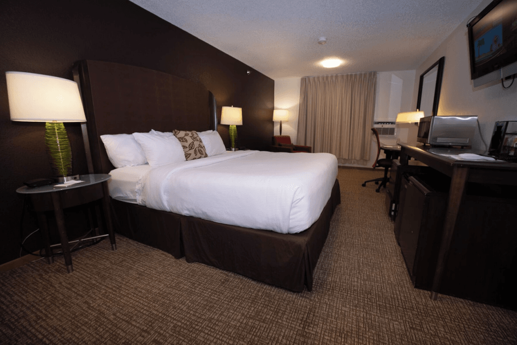 Alliance Hotel & Suites, a Howard Johnson by Wyndham — 10