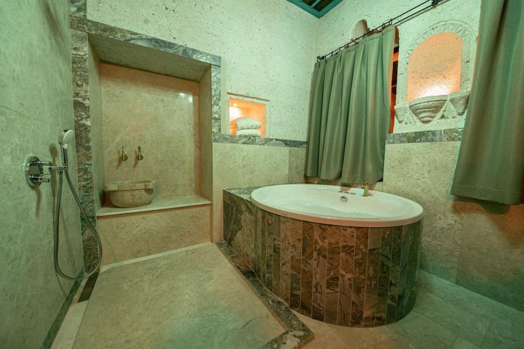 Ares Cave Suite — 8