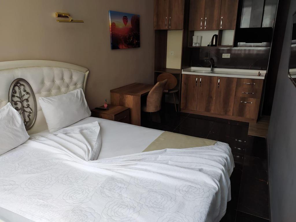 Center Room Residence — 4