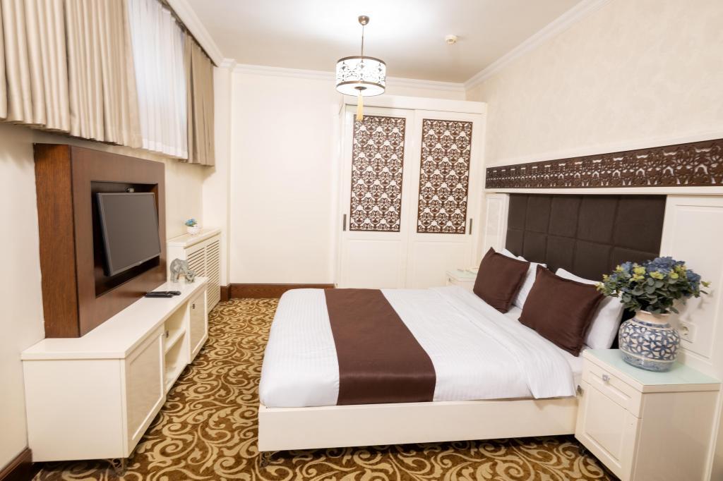 K Suites Hotel — 10