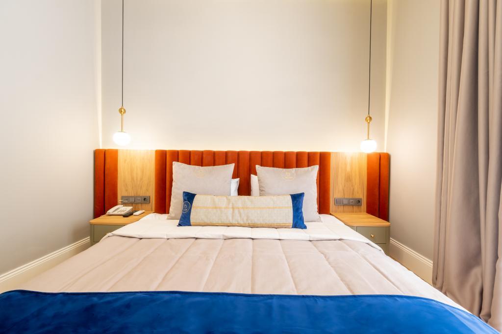 Balo Hotel — 10