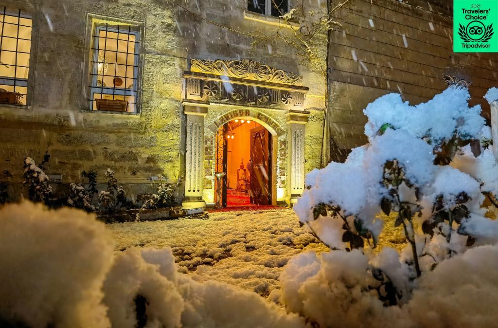 Larissa Cave Hotel
