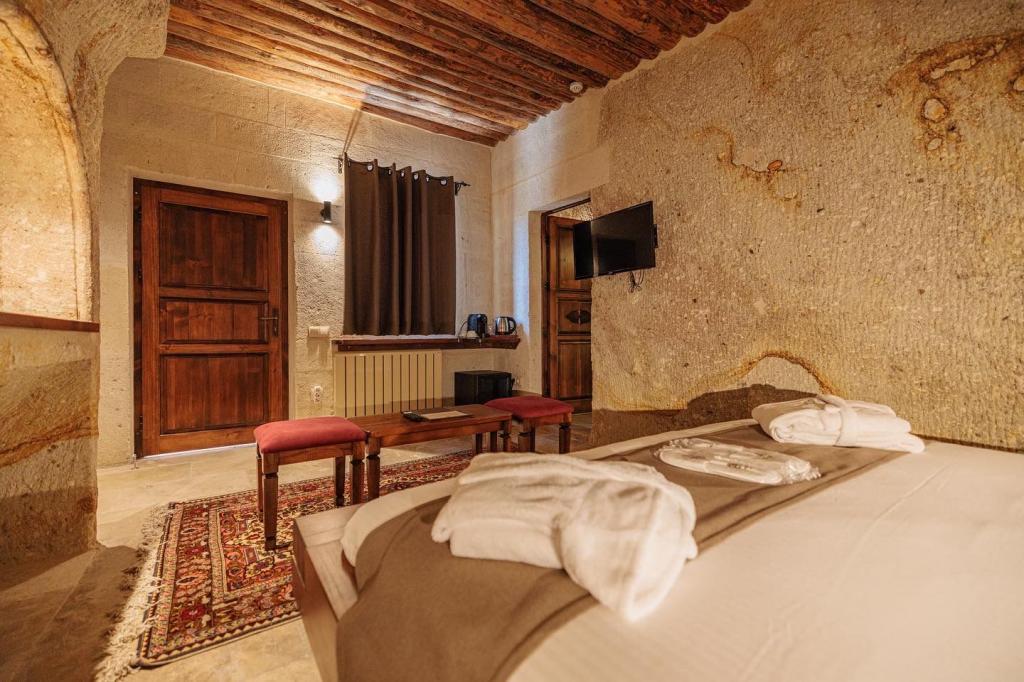 Canyon Cave Hotel — 9