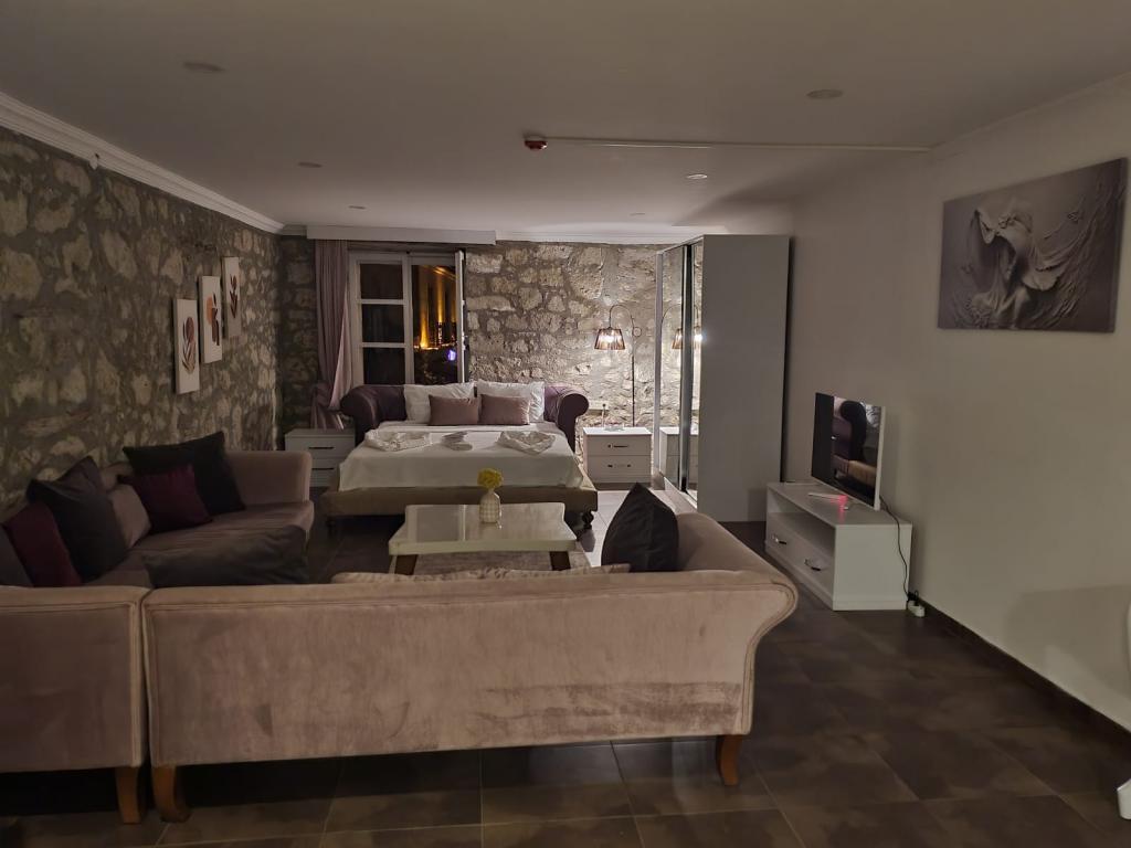 Leyla Suite — 5