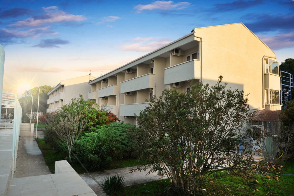 Le Resort Hotel — 2