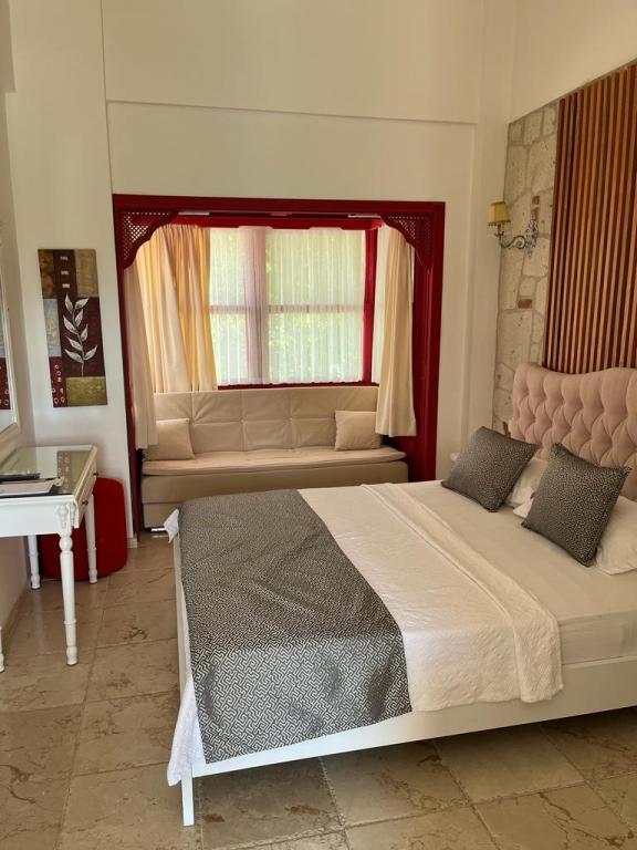 Alaroof Otel (+15) — 2
