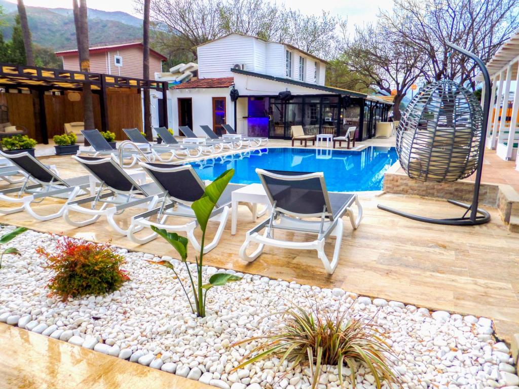 Zulu Hotel — 2