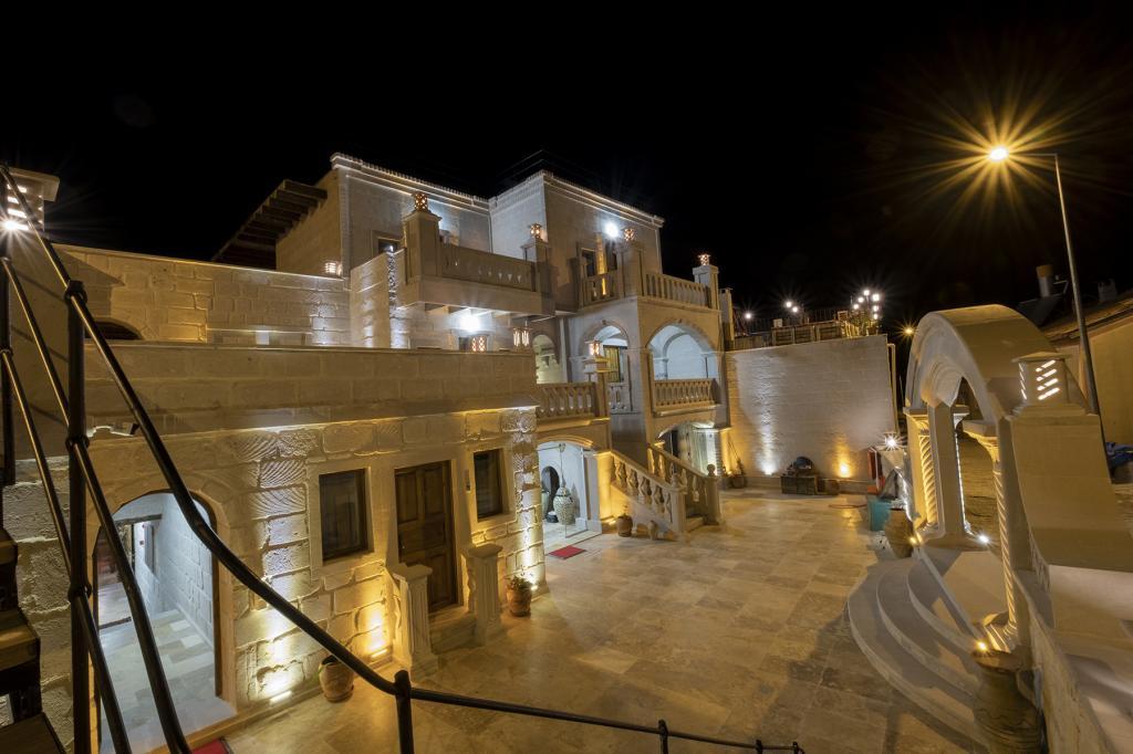 Underground Cave Suites Otel