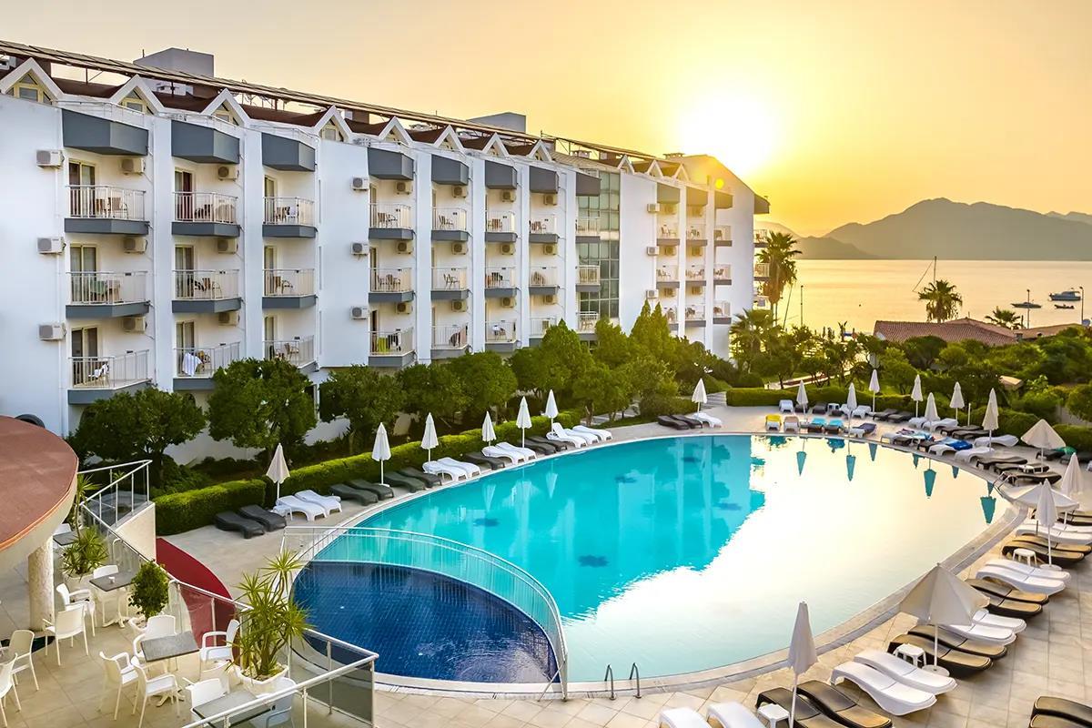 Caprice Beach Hotel — 3