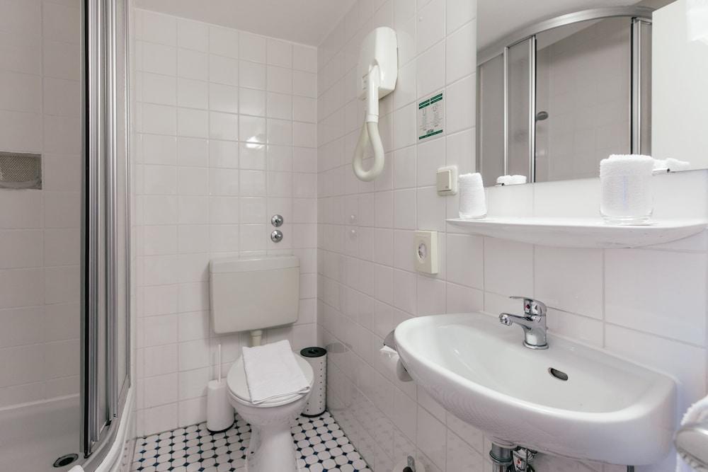 HOTEL EXCELSIOR 8174 — 4