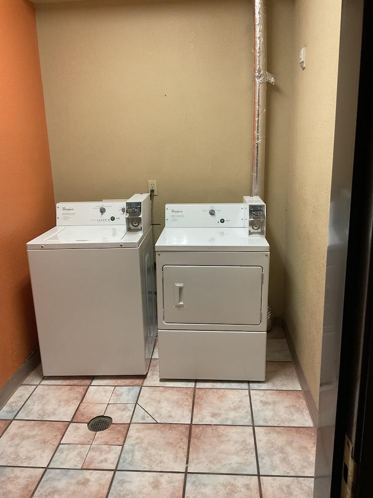 Days Inn by Wyndham Colorado Springs Airport — 8