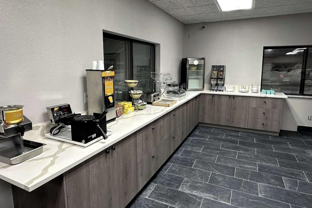 Quality Suites Near West Acres — 7