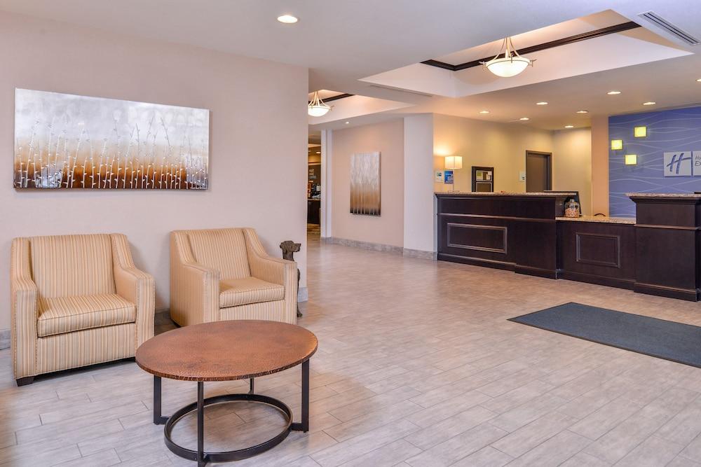 HOLIDAY INN EXPRESS HOTEL AND SUITES EMPORIA NORTHWEST — 4