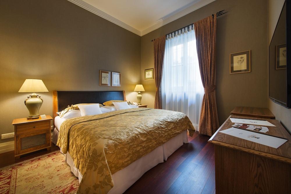 MARROL'S HOTEL — 9