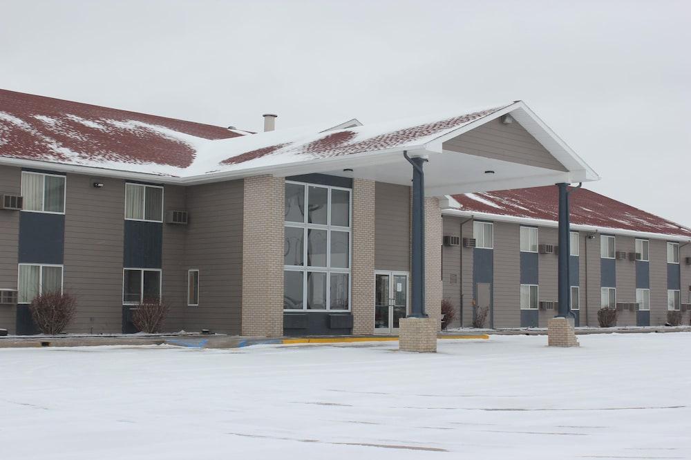 Alliance Hotel & Suites, a Howard Johnson by Wyndham — 2