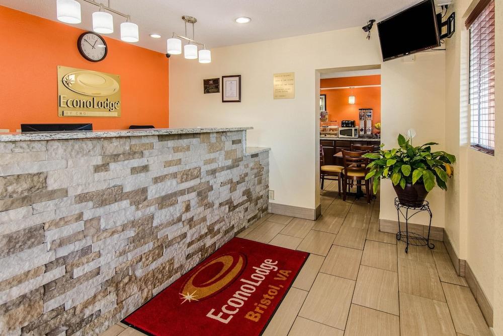 Econo Lodge Near Motor Speedway — 3