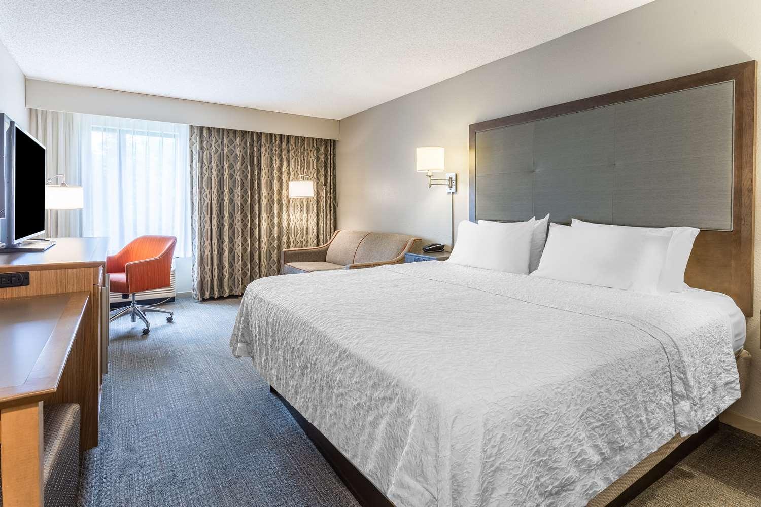 Hampton Inn Eau Claire — 10