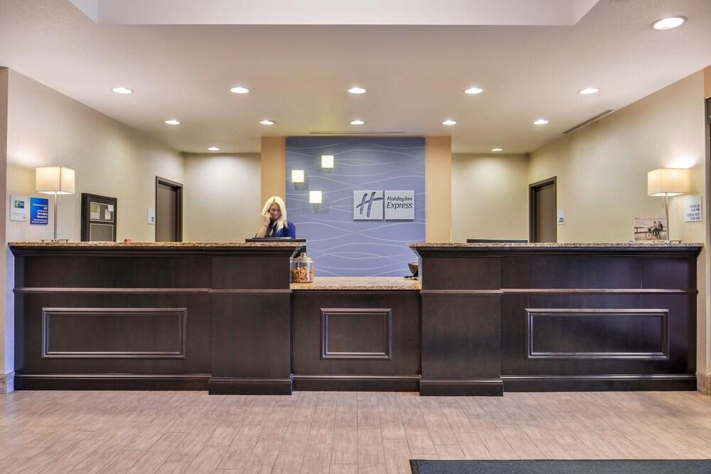 HOLIDAY INN EXPRESS HOTEL AND SUITES EMPORIA NORTHWEST — 2